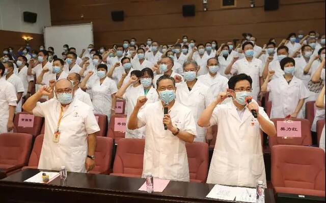 中国医师节  致敬生命的守望天使