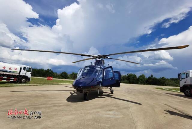 抵达金林海口甲子通用机场的进口AW109E直升机。海南日报客户端记者周达延摄