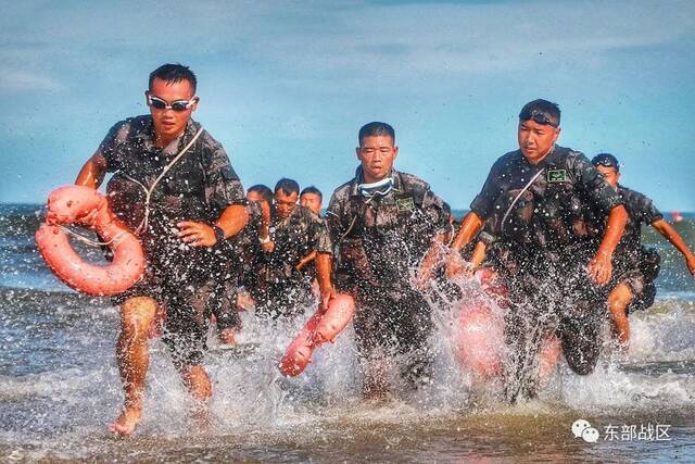 驻闽某合成旅在东南某海域组织武装泅渡训练，锤炼海上作战技能
