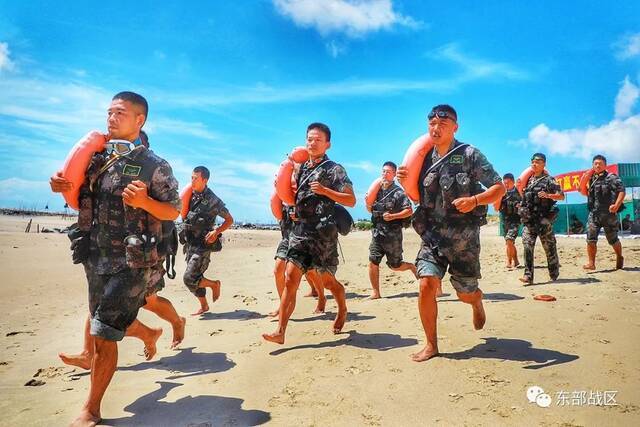 驻闽某合成旅在东南某海域组织武装泅渡训练，锤炼海上作战技能