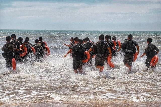 驻闽某合成旅在东南某海域组织武装泅渡训练，锤炼海上作战技能