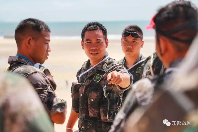 驻闽某合成旅在东南某海域组织武装泅渡训练，锤炼海上作战技能