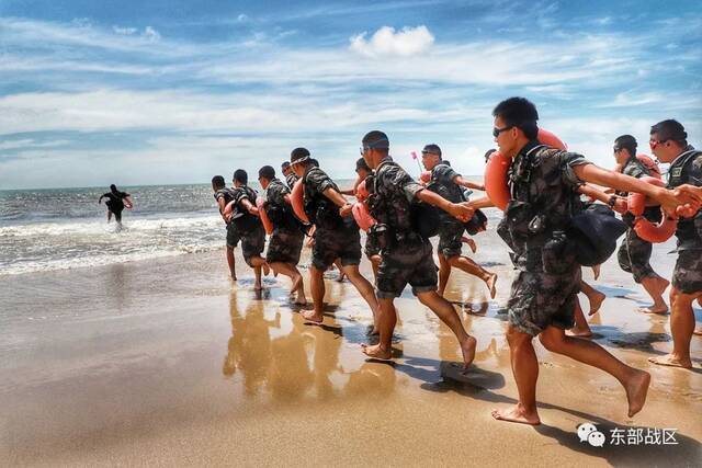 驻闽某合成旅在东南某海域组织武装泅渡训练，锤炼海上作战技能