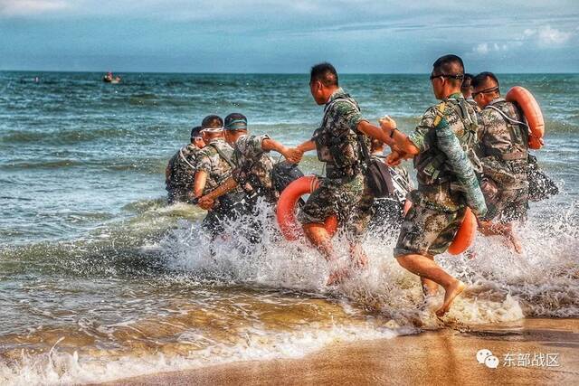 驻闽某合成旅在东南某海域组织武装泅渡训练，锤炼海上作战技能