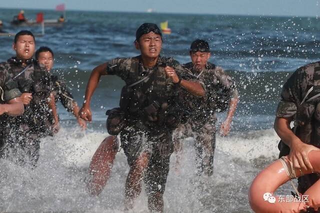 驻闽某合成旅在东南某海域组织武装泅渡训练，锤炼海上作战技能