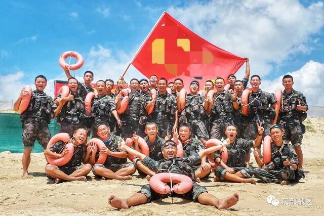 驻闽某合成旅在东南某海域组织武装泅渡训练，锤炼海上作战技能