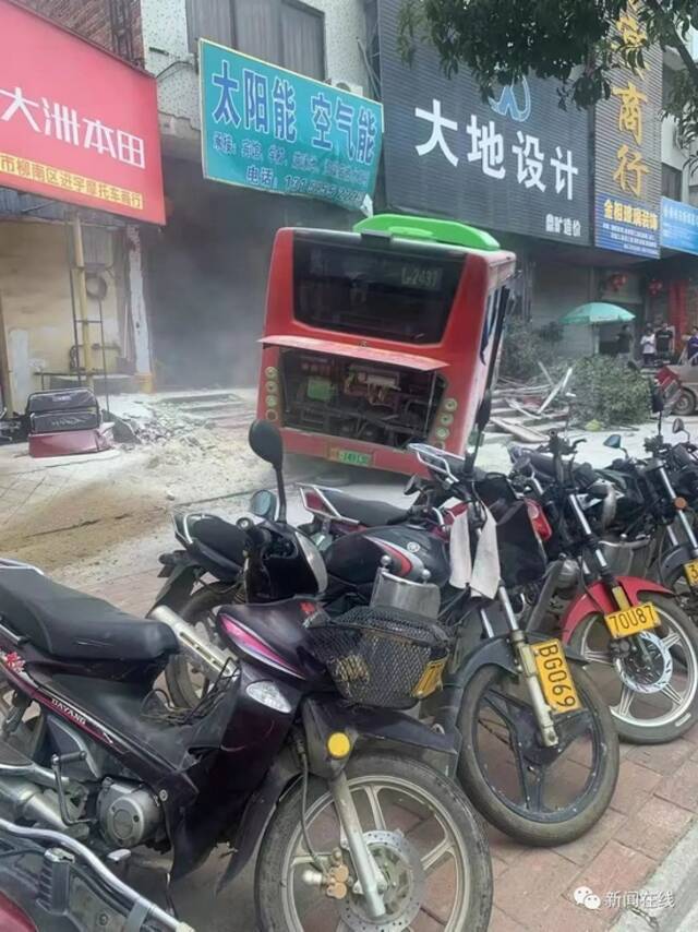 广西省柳州市柳堡大道一辆公交车失控，撞向路边店铺，部分乘客破窗逃离