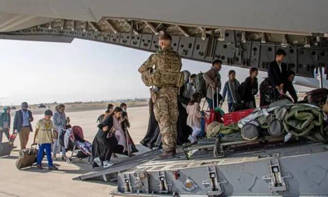 在阿富汗喀布尔机场，英国公民和拥有双重国籍的人士登上一架军机。