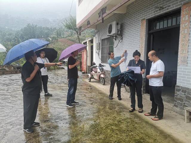 我为群众办实事丨法官冒暴雨查看现场