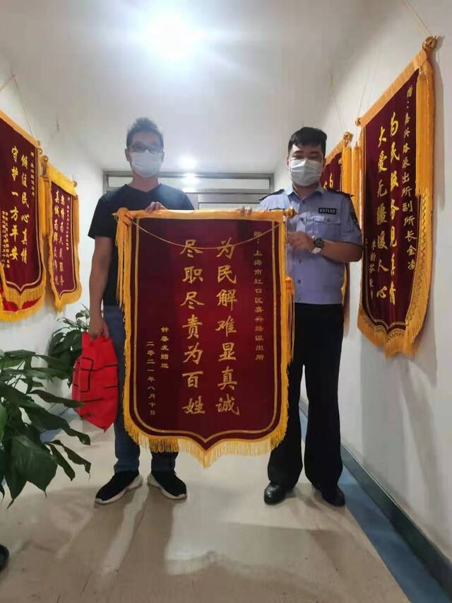 邹先生带着锦旗向民警表达了感谢