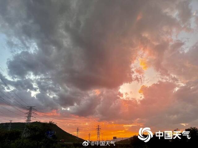 绝了！北京延庆火烧云装扮天空