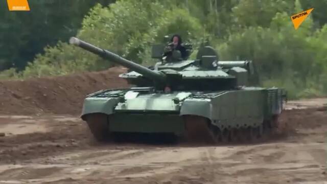 绍伊古亲自驾驶T-80BVM检查“坦克两项”赛道。俄罗斯卫星网视频截图