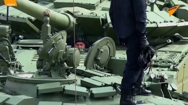 绍伊古亲自驾驶T-80BVM检查“坦克两项”赛道。俄罗斯卫星网视频截图