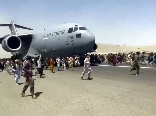 阿富汗首都喀布尔机场，阿富汗民众绝望地追赶着美军飞机试图逃离（图自社交媒体）