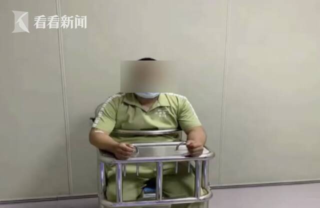 视频｜男子持问题材料开卡遭拒 大闹银行竟演进派出所