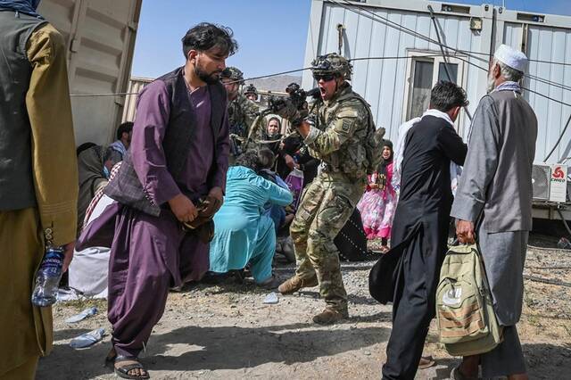△美军士兵前一天驱离试图接近机场的阿富汗民众