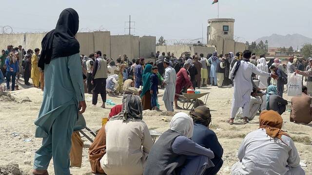 △8月20日，喀布尔国际机场附近依然聚集着大批阿富汗人。（图自视觉中国）