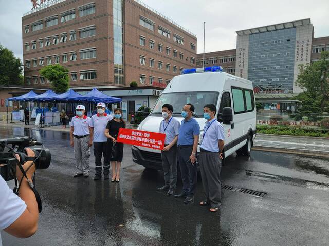 8月16日，苏北人民医院门口举行了救护车捐赠仪式。受访者供图