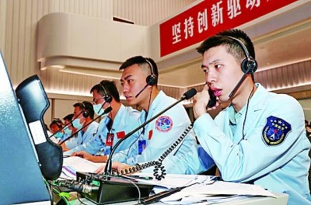 北京航天飞行控制中心神舟十二号任务北京总调度。王永亮摄/光明图片