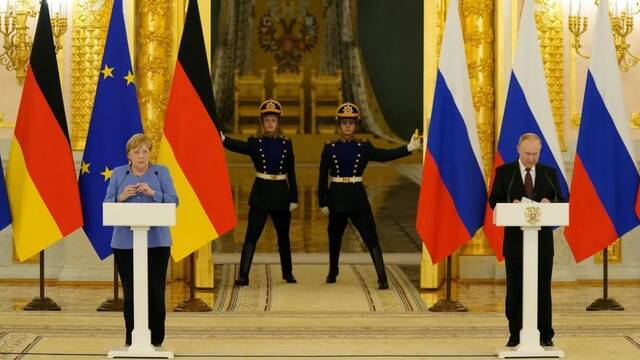 俄罗斯总统普京与德国总理默克尔举行联合记者发布会图源：外媒
