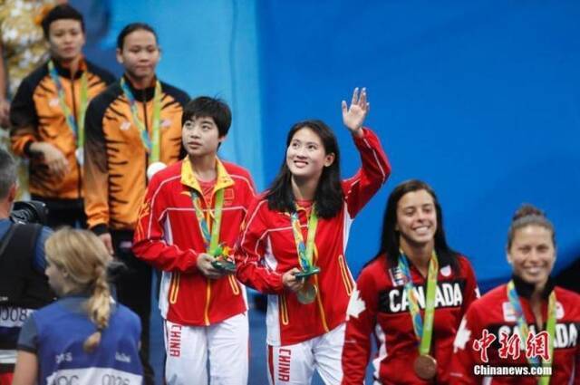 2016里约奥运跳水女子双人十米台，中国选手陈若琳/刘惠瑕以354.00分获得冠军。这也是陈若琳收获的第五枚奥运金牌。中新网记者杜洋摄