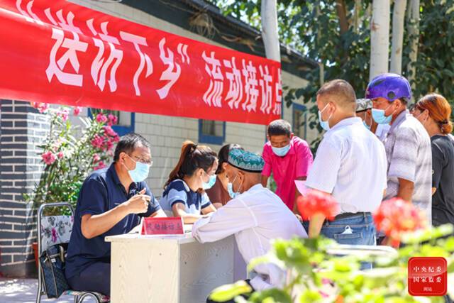 镜头  战高温斗酷暑 挥洒汗水在一线