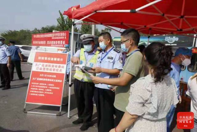 镜头  战高温斗酷暑 挥洒汗水在一线