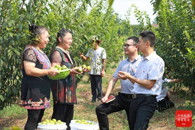 镜头  战高温斗酷暑 挥洒汗水在一线