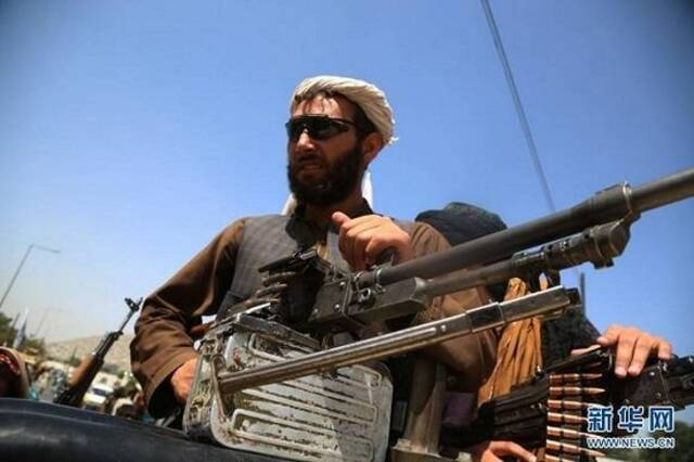 （图片说明：8月16日，塔利班在阿富汗喀布尔街头乘车巡逻。新华社发）
