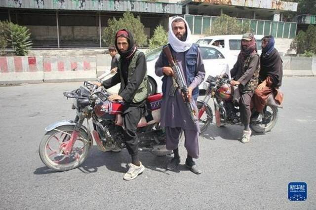 （图片说明：8月20日，塔利班成员在阿富汗喀布尔的关卡巡逻。新华社发塞夫拉赫曼·萨菲摄）