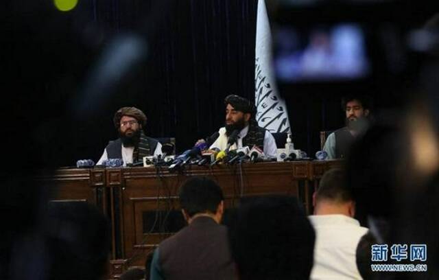 （图片说明：8月17日，在阿富汗首都喀布尔，阿富汗塔利班发言人穆贾希德（后中）出席塔利班举行的首次记者会，并表示塔利班计划在阿富汗组建一个包容性政府。新华社发）