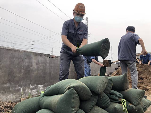 工作人员准备防洪沙袋。图片来源：郑州局集团公司