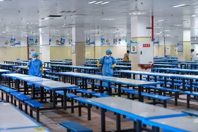 重庆科学城康居西城小学校，工作人员对食堂进行全面清洗和消毒。邹乐摄