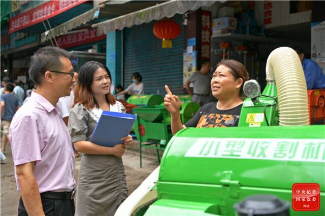 重庆市忠县纪委监委聚焦农民粮食生产需求，组织纪检监察干部紧盯农机具购置补贴发放、物资保障供应等关键环节开展监督检查。图为该县纪检监察干部在某农机销售点了解有关情况。