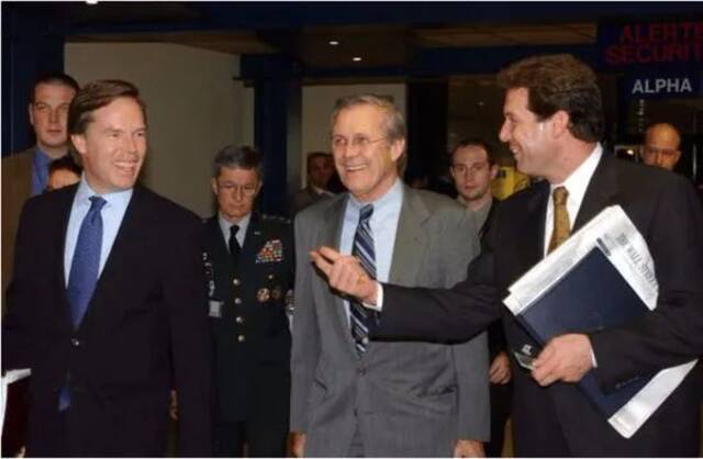十多年前，伯恩斯（左）就在美国外交界呼风唤雨