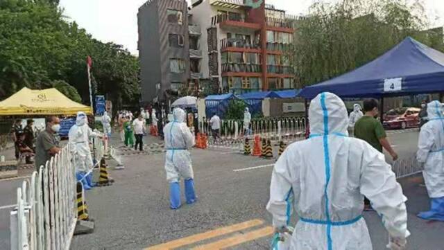 北京房山两封控小区上午全员核酸检测，如全部阴性或将解封