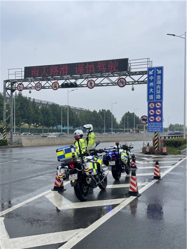 郑州京广路南三环由南向北隧道已封闭 交警引导车辆避开危险区域