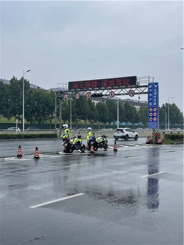 郑州京广路南三环由南向北隧道已封闭 交警引导车辆避开危险区域