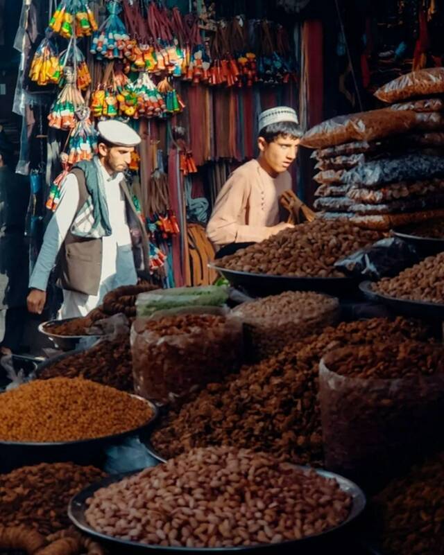 2020年10月12日，阿富汗喀布尔街头的日常生活。尼曼·诺里（Neman Noori）摄