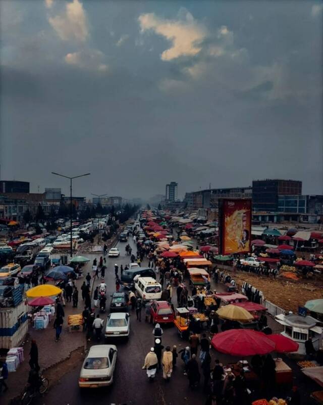 2021年1月4日，雨后的喀布尔街头。尼曼·诺里（Neman Noori）摄