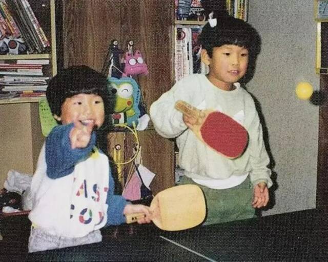 水谷隼（左）小时候训练照片。