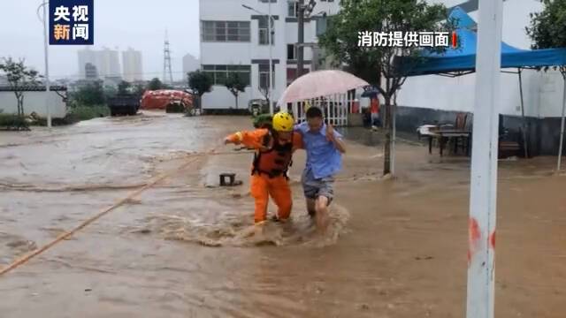 陕西多地连降暴雨引发险情 消防紧急转移被困群众