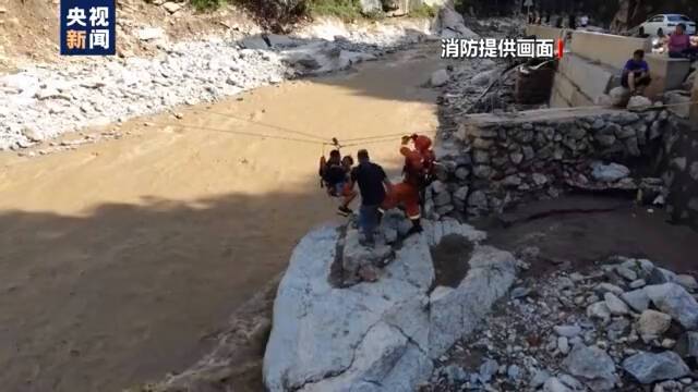 陕西多地连降暴雨引发险情 消防紧急转移被困群众