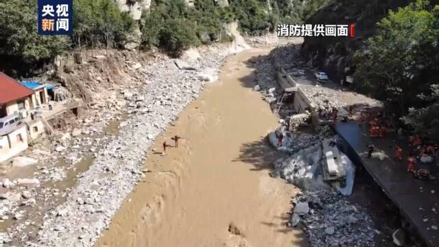 陕西多地连降暴雨引发险情 消防紧急转移被困群众