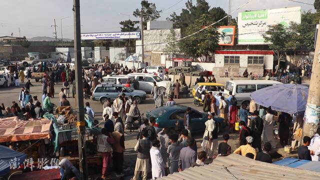 阿富汗平民聚集在喀布尔国际机场外，等待撤离机会（图自澎湃影像）