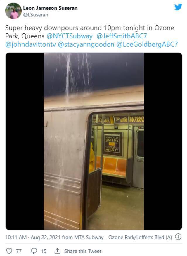 暴雨导致纽约地铁倒灌。社交媒体截图