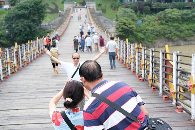 来茅台镇旅游的人越来越多