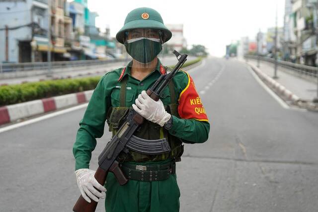 越南人民军和警察部队接管了胡志明市的防疫检查站图自视觉中国