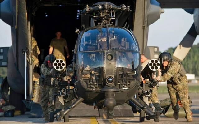 美军从C-130运输机卸下“小鸟”直升机