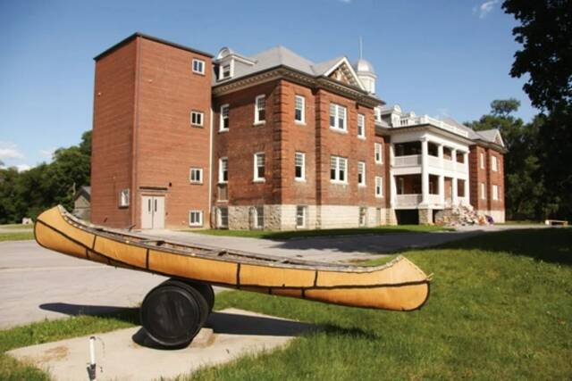 ▲位于加拿大安大略省格兰德河（Grand River）地区的莫霍克学院旧址。该寄宿学校存在于1834年至1970年之间。此楼现已用作当地六族原住民文化中心图/钟嘉栋
